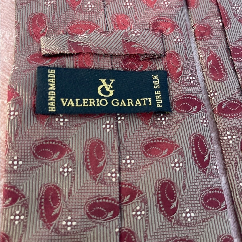 Elegant Paisley Men's Tie in Red and Gray - Picture 6 of 8